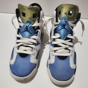 Jordan 6.   SIZE 4.5